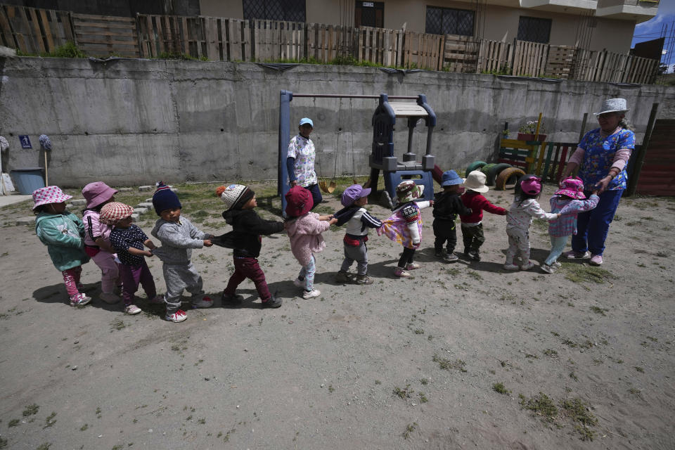 Niños juegan en el receso de un centro de acogida manejado por el gobierno donde reciben una comida al día a la hora del almuerzo en Catzuqui de Velasco, una zona rural sin servicio básicos garantizados como agua potable o aguas residuales, a las afueras de Quito, Ecuador, el jueves 1 de diciembre de 2022. La desnutrición infantil es crónica entre los 18 millones de habitantes de Ecuador, golpeando más a las zonas rurales y a la población indígena del país, de acuerdo con Erwin Ronquillo, secretario del programa gubernamental Ecuador Crece Sin Desnutrición. (AP Foto/Dolores Ochoa)