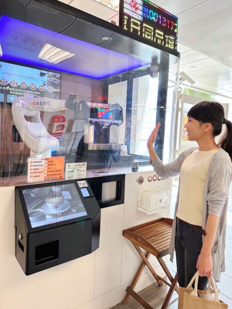 ▲台中捷運舊社站的機器人不但會煮咖啡，還會跟客人打招呼(圖／中捷公司提供2023.3.25)