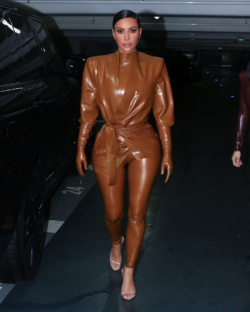 Kim Kardashian 穿上Balmain 2020秋冬系列造型。