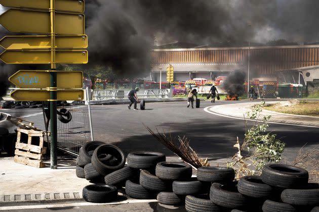 <p>Commune des Abymes, le 17 novembre. Des militants de l’Union générale des travailleurs de Guadeloupe occupent le rond-point de Perrin.</p>