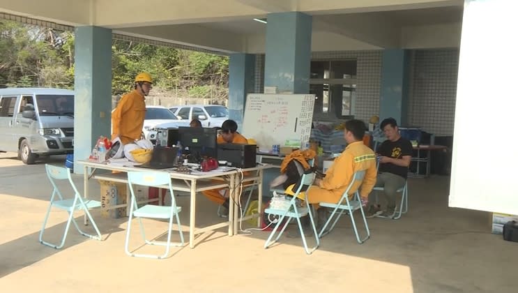 工程隊員頂著大熱天，穿著黃色工作服工作。（圖／東森新聞）