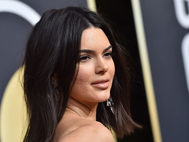 <p>En revanche, l’acné reste un sujet sensible pour les mannequins, comme par exemple Kendall Jenner. La membre du clan Kardashian a récemment dû faire face à de vives critiques sur ses imperfections affichées aux Golden Globes 2018. Crédit photo : Getty Images </p>