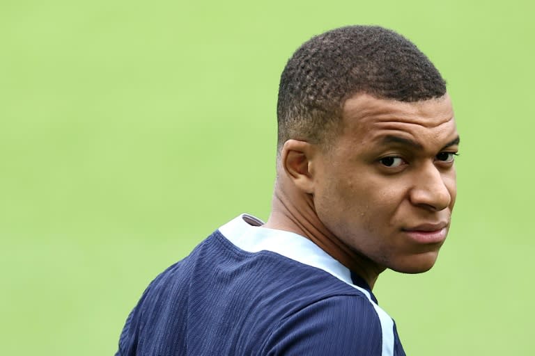 Frankreichs Fußballstar Kylian Mbappé hat vor den Neuwahlen in seinem Land klar Stellung gegen Rechts bezogen. Er sei "gegen Extreme und gegen Ideen, die spalten", sagte der Kapitän der französischen Nationalmannschaft in Düsseldorf. (FRANCK FIFE)