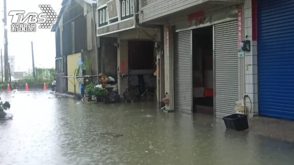 高雄部分地區水淹進民宅。（圖／TVBS）