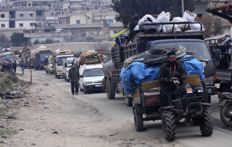 Sirios conducen a través de la ciudad de al-Mastouma, provincia de Idlib, huyendo de una ofensiva del gobierno el martes 28 de enero de 2020. (AP Foto/Ghaith Alsayed)