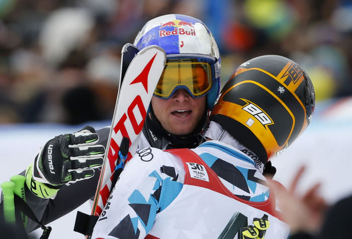 Weltmeisterschaft im Riesenslalom Bei der Weltmeisterschaft im Riesenslalom in Sölden umarmt der Gewinner, der Franzose Alexis Pinturault, den zweitplatzierten Marcel Hirscher hinter der Zielgeraden. (Foto: Marco Trovati/AP)