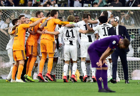 Soccer Football - Serie A - Juventus v Fiorentina - Allianz Stadium, Turin, Italy - April 20, 2019 Juventus coach Massimiliano Allegri celebrates winning the league after the match with team mates REUTERS/Massimo Pinca