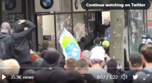 法國抗議的勞工砸破店家窗戶。   圖 : 翻攝自推特