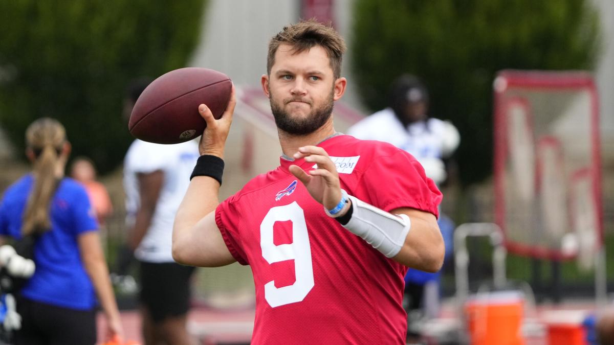 Buffalo Bills quarterback Kyle Allen drops dime to tight end