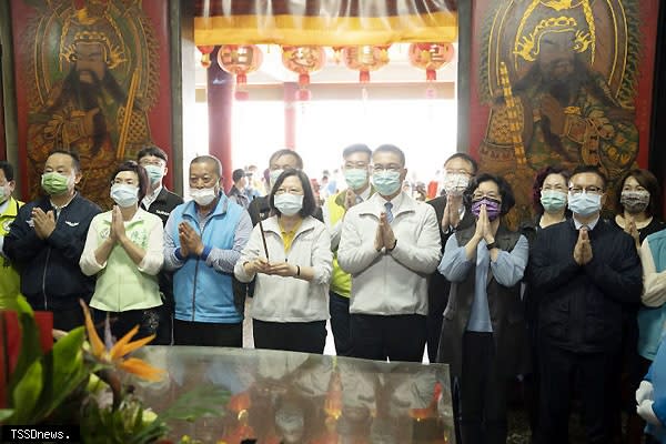 蔡總統下鄉宮廟參香祈福