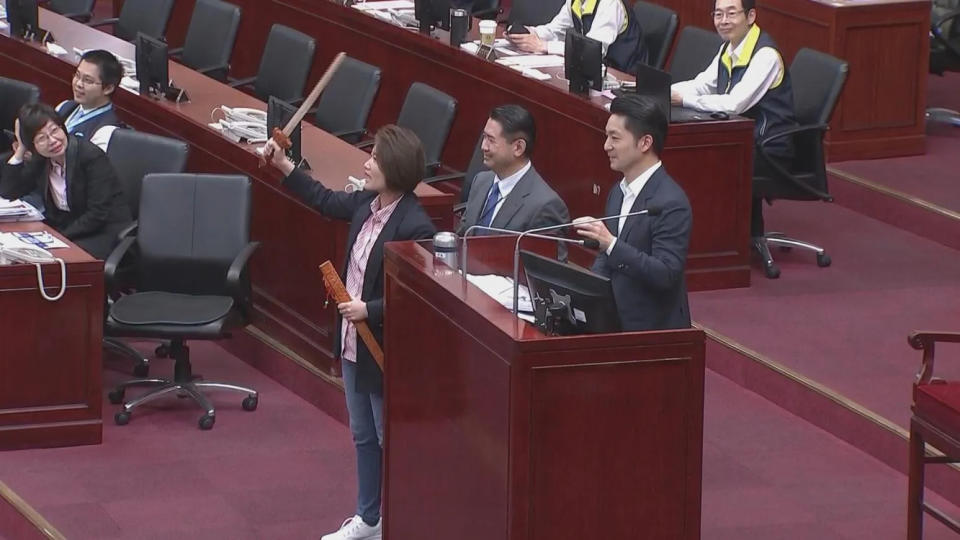 台北市議員林延鳳贈送市長蔣萬安一把桃木劍，要他斬妖除魔。（圖／中天新聞）