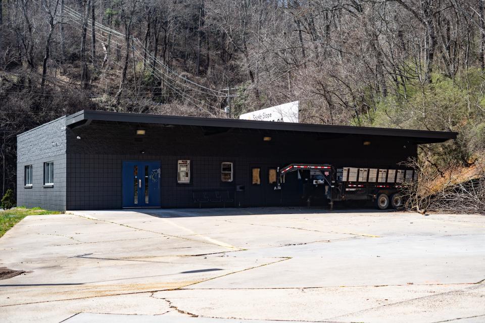 2 Tunnel Road, a former Greyhound site, will soon be The Hound bar.