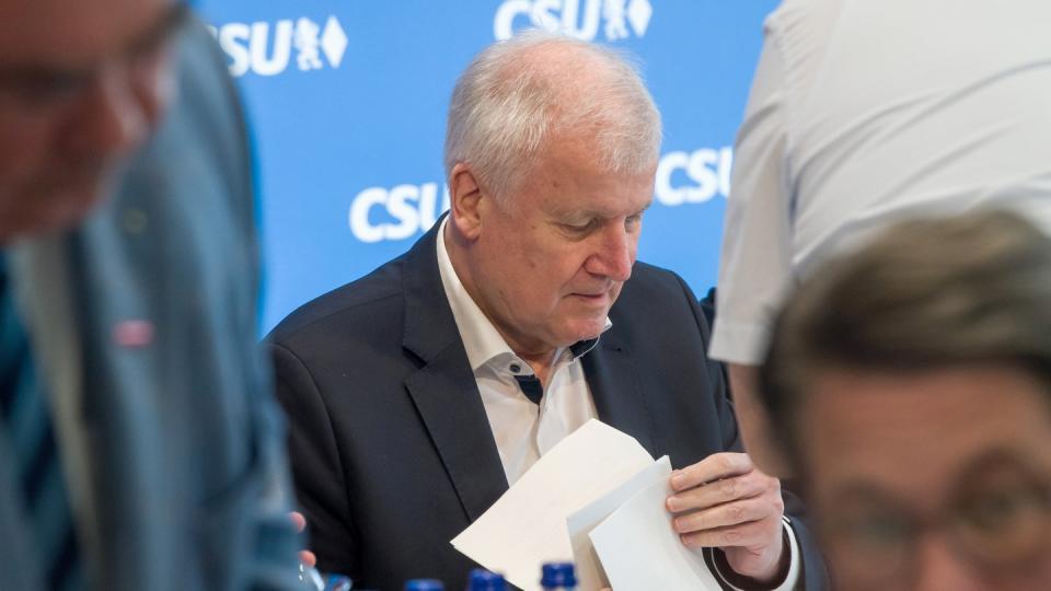 Im Asylstreit der Union hat Bundesinnenminister Seehofer die europäischen Verhandlungsergebnisse von Kanzlerin Merkel sehr kritisch bewertet. Foto: Peter Kneffel