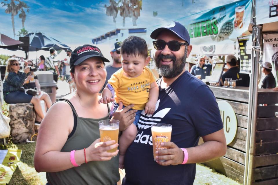 Familias completas se reunieron en el Rosarito Beerfest, disfrutando de la alberca y el entretenimiento en vivo.