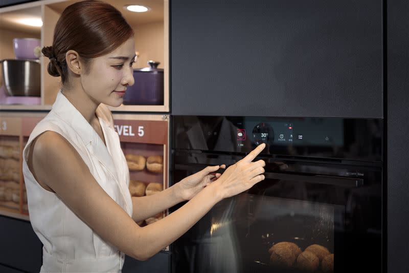BOSCH全新8系列極緻黑蒸氣微波烤箱，加入全新「烘焙調色盤」功能，提供1-5級烤色選擇，只需按下「個別上色」，選擇所需的烤色等級，即可達到烤出客製化的色澤效果。（圖／品牌業者提供）