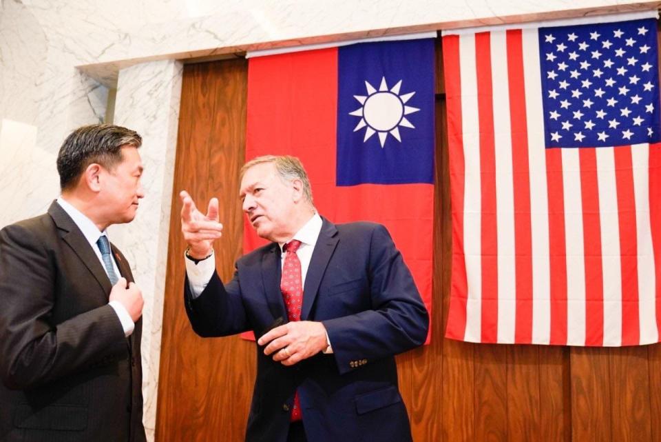 美國前國務卿龐培歐（Mike Pompeo）公開表示，美國應宣布「認知到」（acknowledge）台灣是主權國家的現狀，這是國際友人的「人助」，接下來，台灣要做的就是「自助」了。圖： 龐培歐（右）與立委王定宇／王定宇臉書