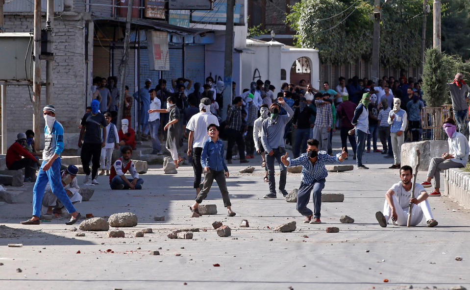 <p>Demonstrators hurl stones and shout pro-freedom slogans during a protest in Srinagar, May 27, 2017. A civilian was killed and several injured in clashes following the killing of two suspected militants who according to local media were killed in a gunbattle with security forces on Saturday afternoon in Tral district. (Photo: Danish Ismail/Reuters) </p>