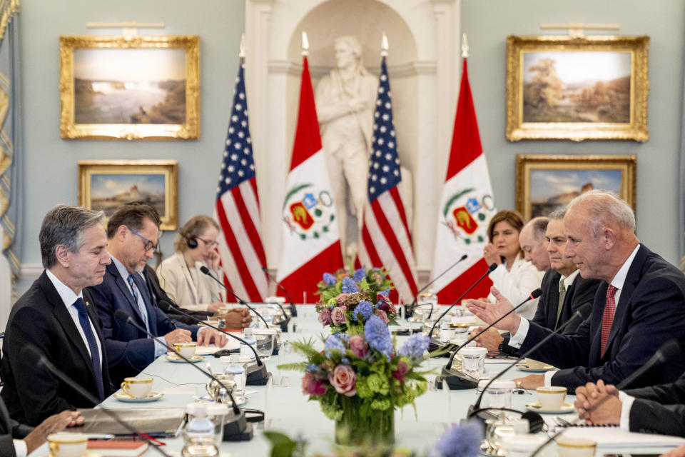 El secretario de Estado, Antony Blinken, a la izquierda, en un encuentro con el canciller de Perú, Javier González-Olaechea, a la derecha, en el Departamento de Estado en Washington, el jueves 14 de marzo de 2024. (AP Foto/Andrew Harnik)