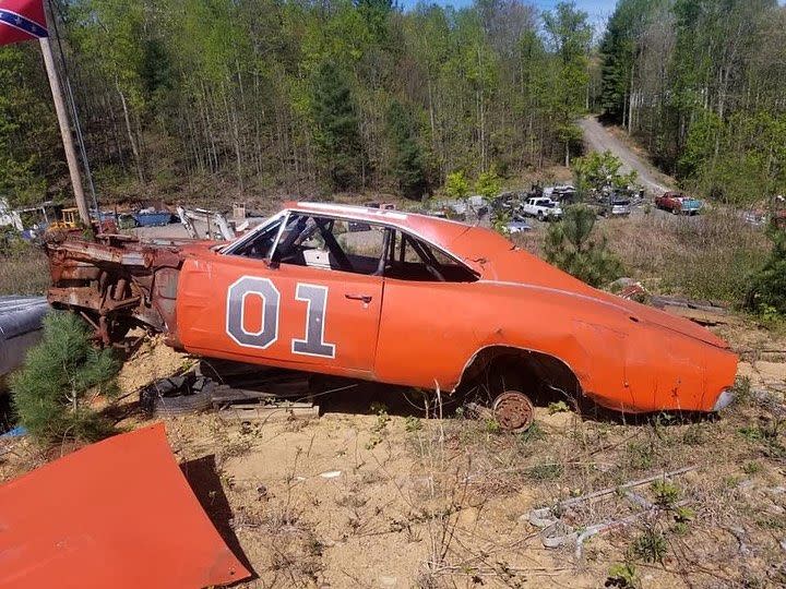 <img src="general-lee.jpg" alt="A General Lee car rotting away in a Georgia junkyard">