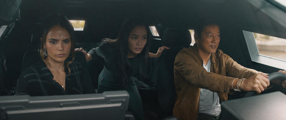 En esta imagen proporcionada por Universal Pictures Jordana Brewster, de izquierda a derecha, Anna Sawai y Sung Kang en una escena de "F9: The Fast Saga". (Universal Pictures via AP)
