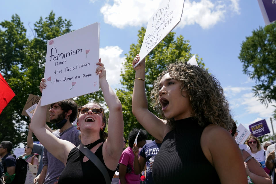 Manifestantes alzan carteles durante la Marcha de las Mujeres en Washington, el sábado 24 de junio de 2023. (AP Foto/Stephanie Scarbrough)