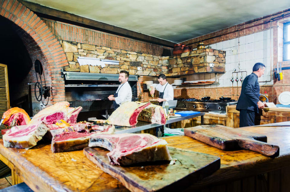 <div class="inline-image__caption"><p>Kitchen Bodega El Capricho and its raw material in Jiménez de Jamuz, Santa Elena de Jamuz, Leon, Castilla y Leon, Spain.</p></div> <div class="inline-image__credit">M. Ramirez/Alamy </div>