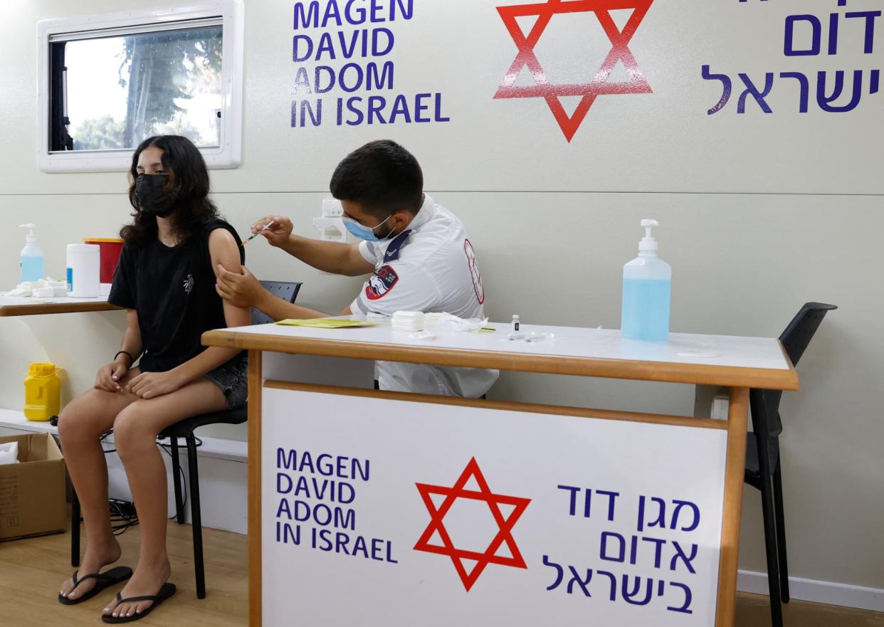 Une femme se faisant vacciner à Tel-Aviv en Israël, le 5 juillet 2021 (photo d'illustration) - JACK GUEZ / AFP