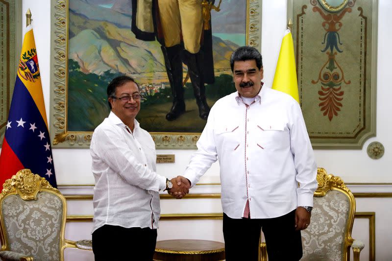 El presidente de Venezuela, Nicolás Maduro, y el presidente de Colombia, Gustavo Petro, se reúnen en el Palacio de Miraflores, en Caracas