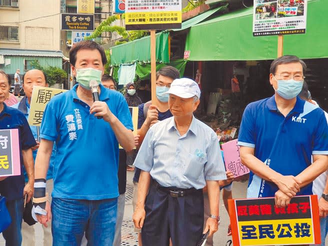 國民黨立委費鴻泰在北市光復市場進行首場連署活動，前衛生署長楊志良（中）也對衛福部長陳時中開嗆。（張薷攝）