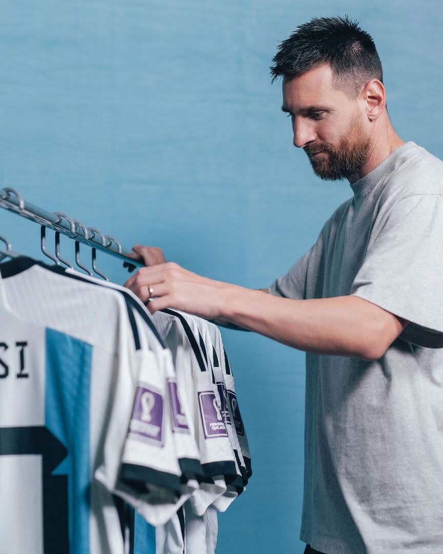 Lionel Messi con las seis camisetas que se subastarán