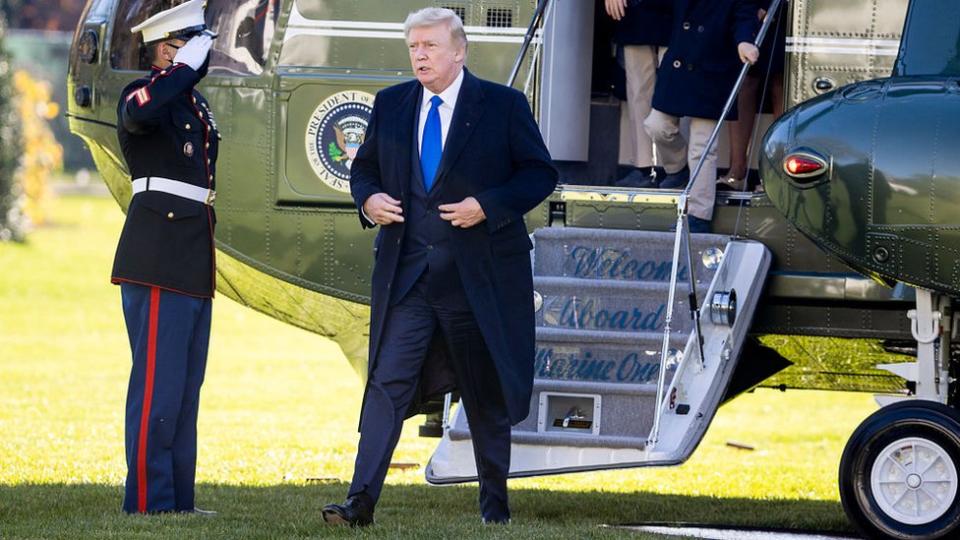 Trump regresando a la Casa Blanca tras celebrar el Día de Acción de Gracias con su familia