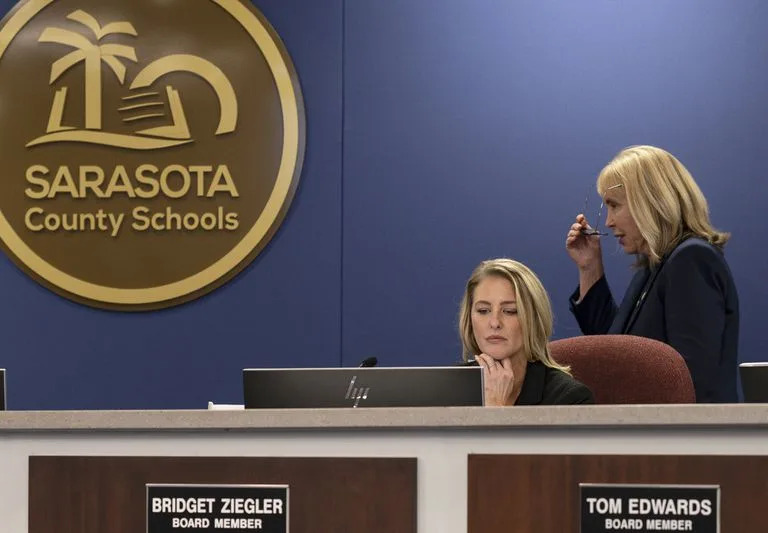 Bridget Ziegler, miembro de la junta, sentada en una reunión de la Junta Escolar del Condado de Sarasota en Sarasota, Florida. el martes 12 de diciembre de 2023