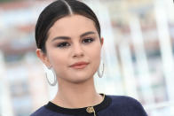 Malheureusement, la vie de Selena Gomez est marquée par la maladie. En 2015, elle révèle qu'elle est atteinte d'un lupus, une maladie systémique auto-immune chronique, depuis 2013. En 2014, elle a dû annuler sa tournée pour suivre une chimiothérapie. En 2016, elle doit annuler une partie de son autre tournée à cause de l'anxiété causée par sa maladie, qui la rend dépressive. En 2017, Selena Gomez révèle qu'elle a dû subir une greffe du rein, encore à cause de sa maladie. Enfin, en octobre 2018, elle a fait un passage en hôpital psychiatrique pour soigner cette dépression nerveuse. Depuis, elle a l'air d'aller mieux. (crédit Getty)