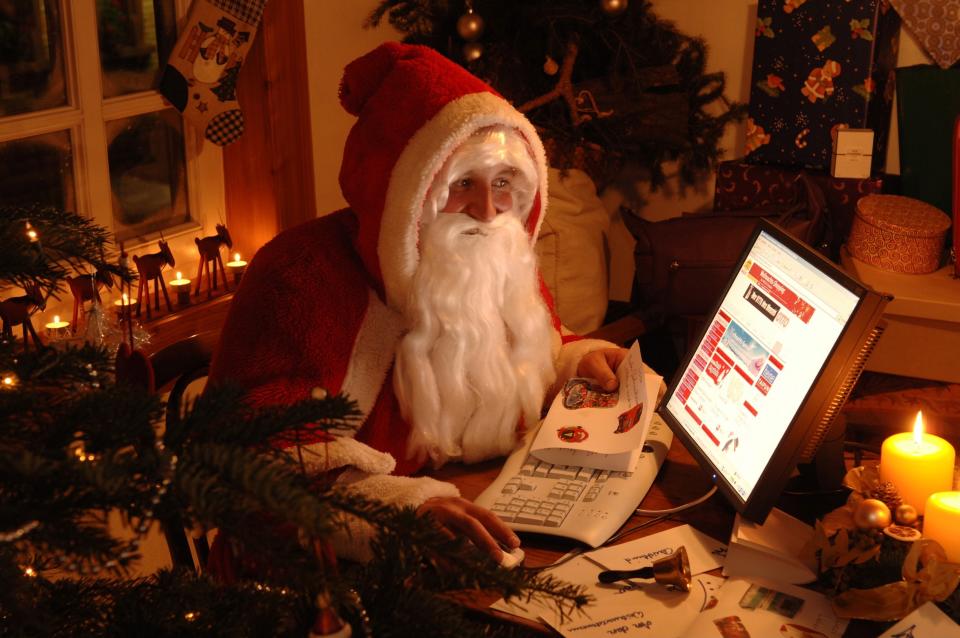 Most Santa are just a guy in a suit and like holiday scams, they can come in all shapes and sizes. (Photo: INTRO/Peter Himsel/ullstein bild via Getty Images)