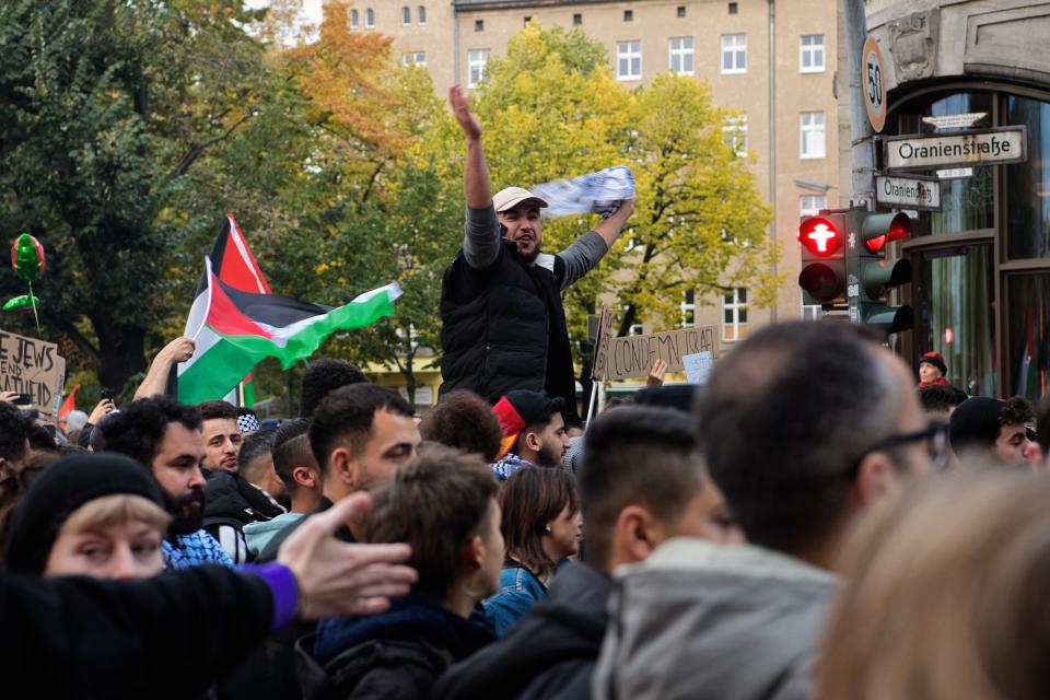 Tausende Menschen ziehen bei einer  pro-palästinensischen Demonstration unter starkem Polizeischutz durch Kreuzberg (Bild: Paul Zinken/dpa)