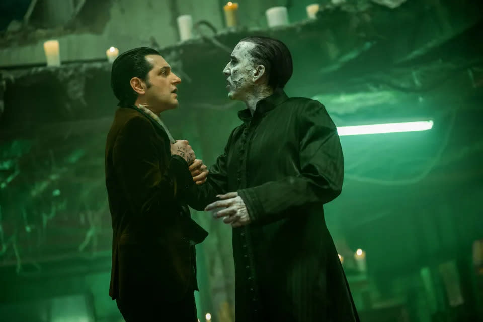 Tedward Lobo (Benjamin Schwartz) und Dracula (Nicolas Cage) in „Renfield“, Regie: Chris McKay. (Universal)
