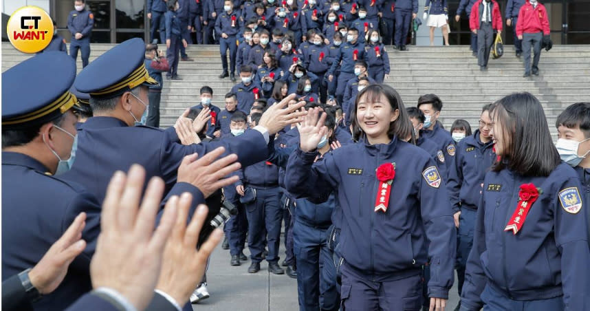 非警校畢業生也能透過四等警察特考成為警員，經過警專受訓後分發到各單位。圖為警察專科學校舉辦「108年警察特考班結訓典禮」。（圖／黃耀徵攝）