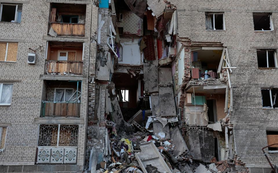 A view shows a residential building destroyed by a Russian military strike, as Russia's attack on Ukraine continues, in the town of Bakhmut, in Donetsk Region, Ukraine May 29, 2022. REUTERS/Serhii Nuzhnenko - REUTERS/Serhii Nuzhnenko