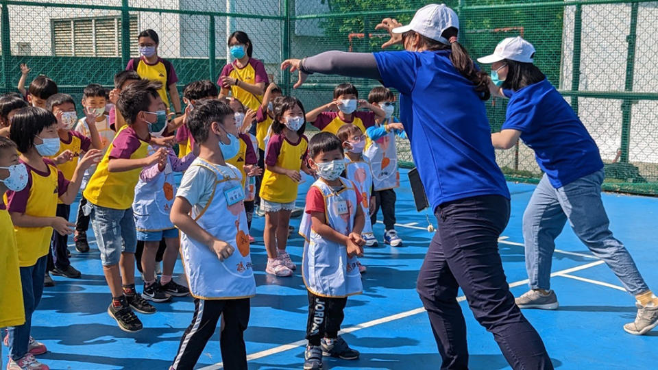 伊甸基金會邀請中山國小附設幼兒園一起參加「小小體能王」社區融合活動。