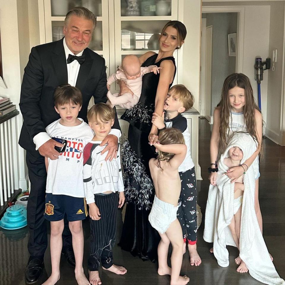 Hilaria y Alec Baldwin en la foto con los siete hijos que comparten juntos (Instagram/Hilaria Baldwin)