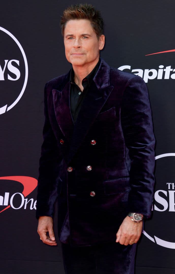 Rob Lowe en la alfombra roja de los Premios ESPY 2024 en el Dolby Theatre de Los Ángeles. El actor captó la atención de los flashes con un traje azul de terciopelo que hacía juego con sus ojos