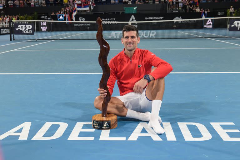 Djokovic celebrando con el trofeo del ATP 250 de Adelaida