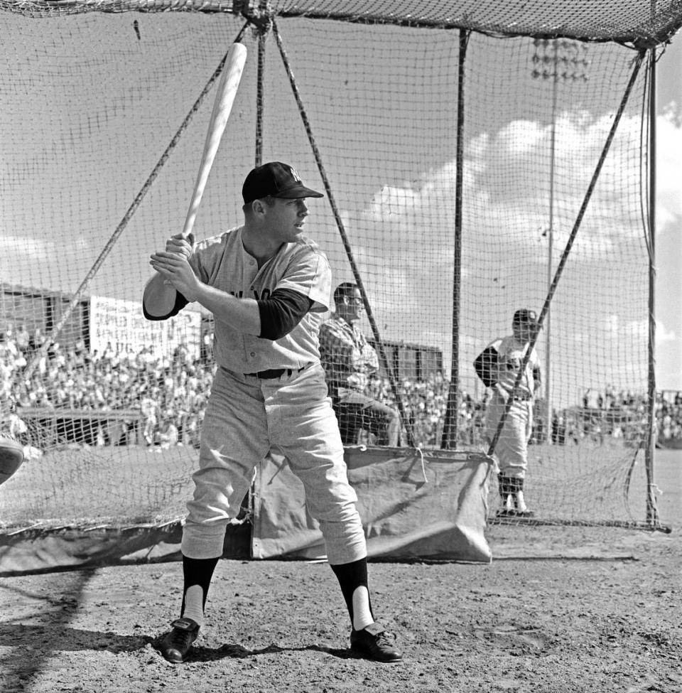 Una multitud de más de 5,000 personas llenó el Del Webb Field de Modesto el 14 de octubre de 1962 mientras los San Francisco Giants y los New York Yankees practicaban durante tres horas entre el 6º y 7º partido de las Series Mundiales, aplazado por la lluvia. En este acontecimiento único en la vida participaron ocho futuros miembros del Salón de la Fama, incluido el jardinero de los Yankees Mickey Mantle, que aparece en la imagen preparándose para hacer unos cortes en la jaula de bateo durante los 90 minutos de entrenamiento de su equipo. Mantle bateó tres enormes jonrones y salió entre aplausos.