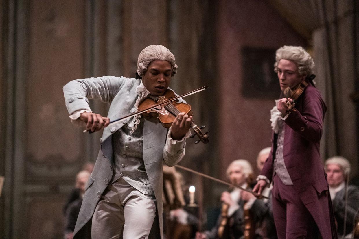 Joseph Bologne (Kelvin Harrison Jr., links) zeigt Mozart (Joseph Prowen), wie man den Bogen überspannt. (Bild: Disney+/Larry Horricks/©20th Century Studios. All Rights Reserved.)