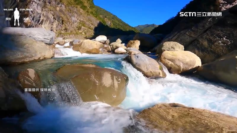 花蓮知名打卡地標大門牙的沿途美景十分動人。（圖／探險威狼提供）