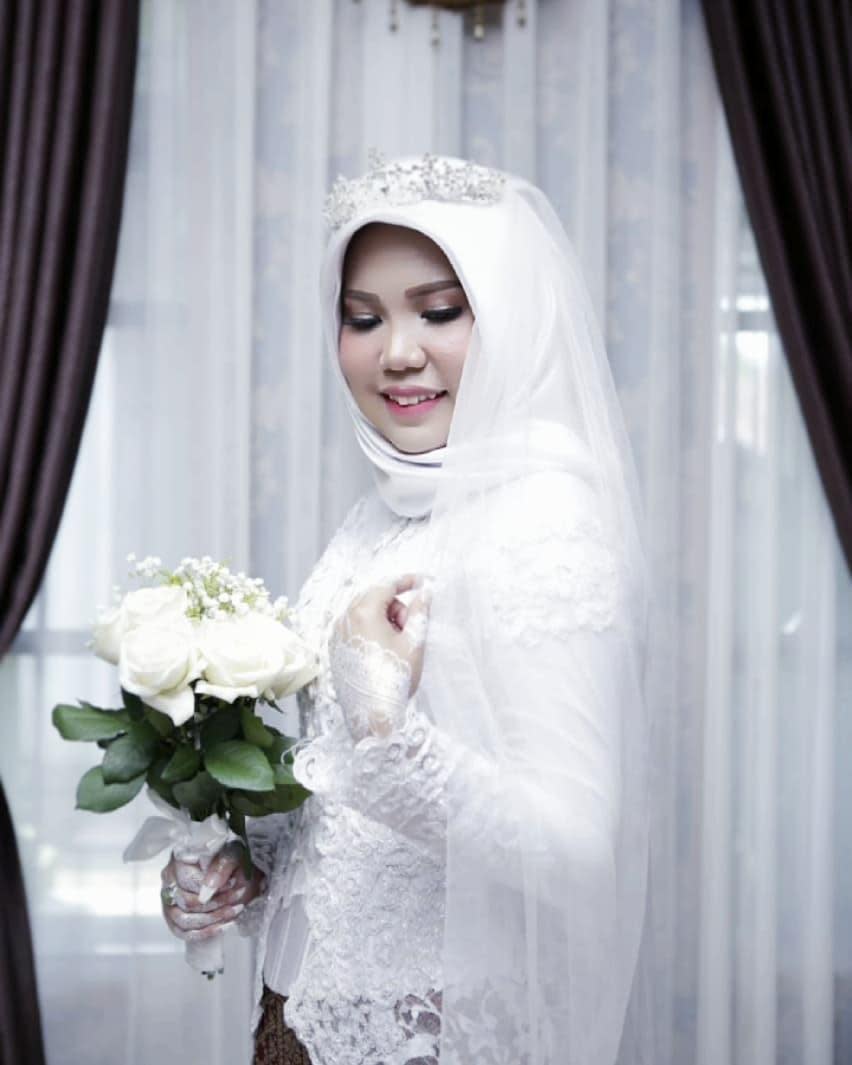 印尼女孩瑛坦為了完成未婚夫遺願，獨拍婚紗照完成兩人的誓言。（intansyariii IG）