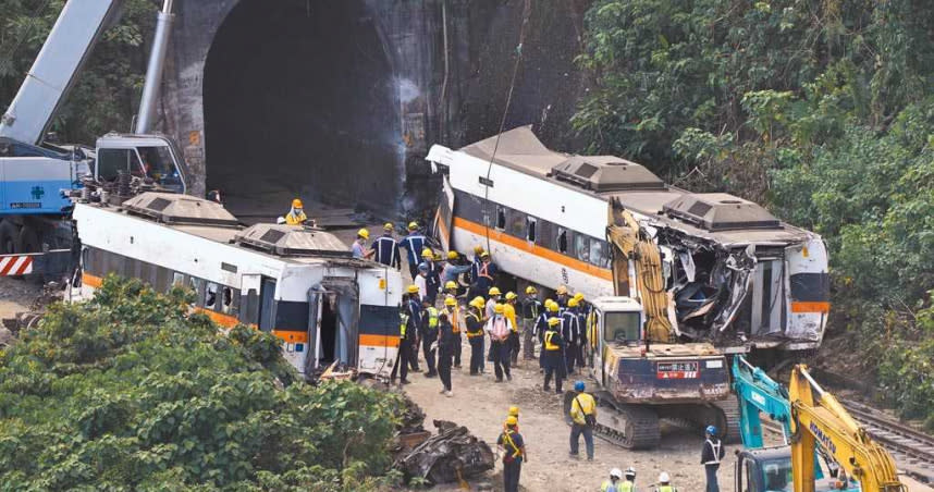 台鐵太魯閣號出軌造成49人罹難，花蓮地檢署16日偵結起訴7人。禍首李義祥與移工阿好及聯合大地2名監造被依過失致死起訴，李並被控肇事逃逸求刑7年。圖為太魯閣號列車殘骸。（中新社）