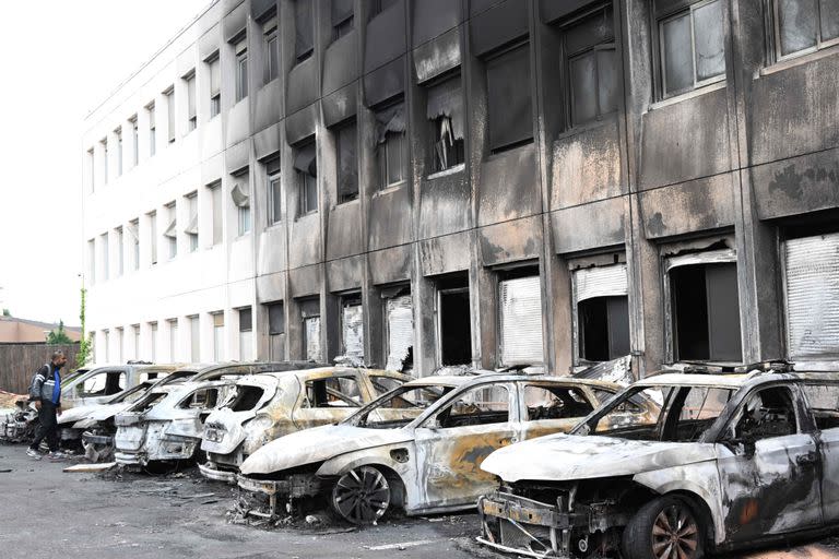 Siete vehículos quemados afuera del edificio de la policía municipal después de los disturbios en Neuilly-sur-Marne el 29 de junio de 2023.