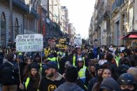 <p>Toulouse fait d’ailleurs plus que jamais figure de place forte du mouvement des gilets jaunes. Plusieurs milliers de manifestants défilaient encore ce samedi dans les rue de la Ville Rose, derrière des pancartes comme « Fâché mais pas facho », « Dinosaures capitalistes, tremblez, le monde va changer », ou encore dans un style plus radical « Seule la mort nous arrêtera ». On n’est peut-être pas obligé d’en arriver là.<br>(Crédit : Getty Images) </p>