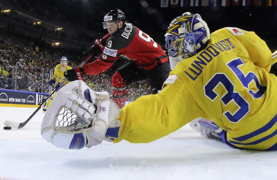 <p>Sweden’s goalkeeper Henrik Lundqvist reaches for a save against Canada’s Matt Duchene at the Ice Hockey World Championships final match between Canada and Sweden in the LANXESS arena in Cologne, Germany, Sunday, May 21, 2017. (Photo: Andre Ringuette/HHOF-IIHF Images/Pool/Reuters) </p>